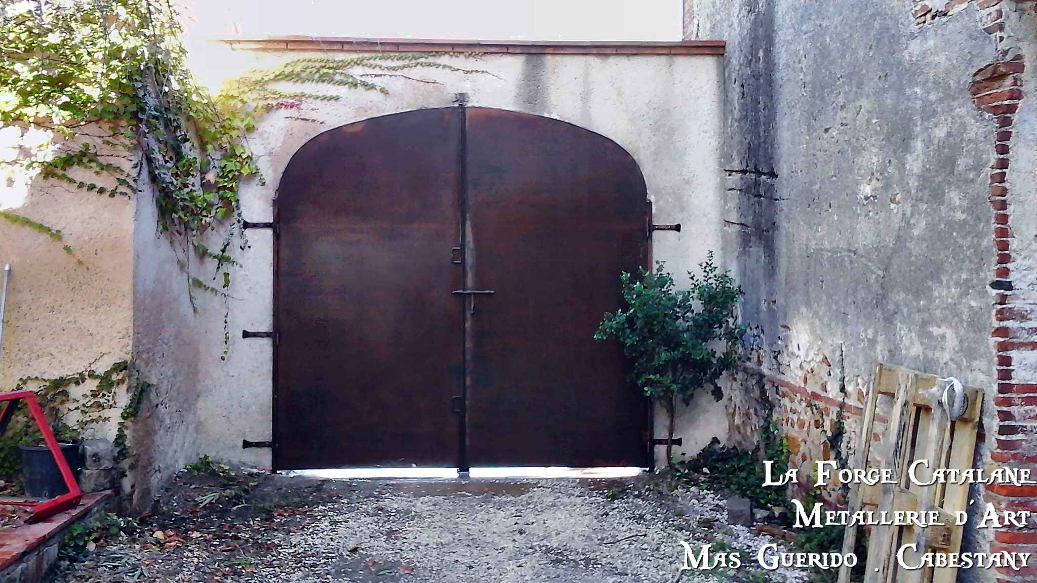 porte 2 vantaux à l'ancienne fer La Forge Catalane Cabestany.jpg